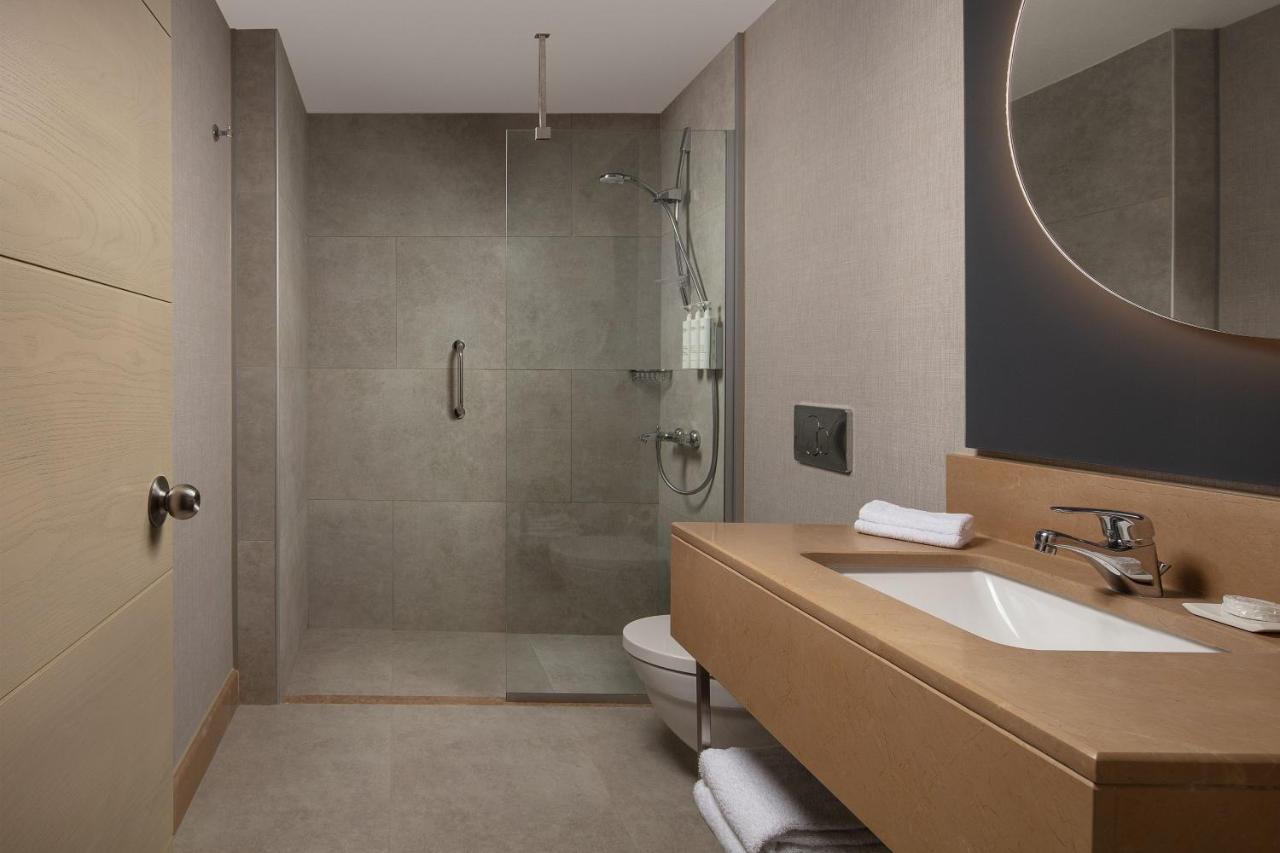 Delta Hotels By Marriott Istanbul West Istambul Exterior foto